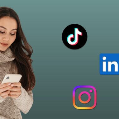 Junge Frau blickt auf ihr Smartphone, umgeben von Logos bekannter Social-Media-Plattformen (TikTok, Facebook, LinkedIn, Instagram und YouTube) auf grünlich-blauem Hintergrund.
