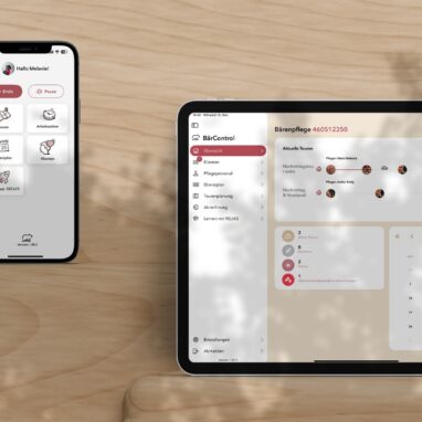 Auf einem hellen Holztisch liegen ein Smartphone und ein Tablet. Beide zeigen die Benutzeroberfläche einer modernen Pflegesoftware: Auf dem Smartphone eine mobile App mit Funktionen wie Touren, Arbeitszeiten und Dienstplan, auf dem Tablet eine Übersichtsansicht mit Tourenplanung, Mitarbeitenden, Kalender und Pflegeorganisation.