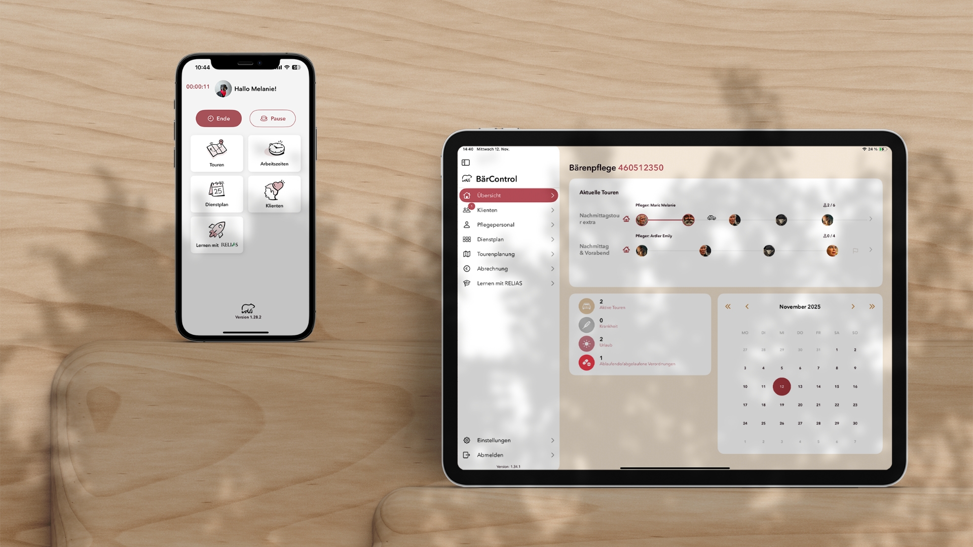 Auf einem hellen Holztisch liegen ein Smartphone und ein Tablet. Beide zeigen die Benutzeroberfläche einer modernen Pflegesoftware: Auf dem Smartphone eine mobile App mit Funktionen wie Touren, Arbeitszeiten und Dienstplan, auf dem Tablet eine Übersichtsansicht mit Tourenplanung, Mitarbeitenden, Kalender und Pflegeorganisation.