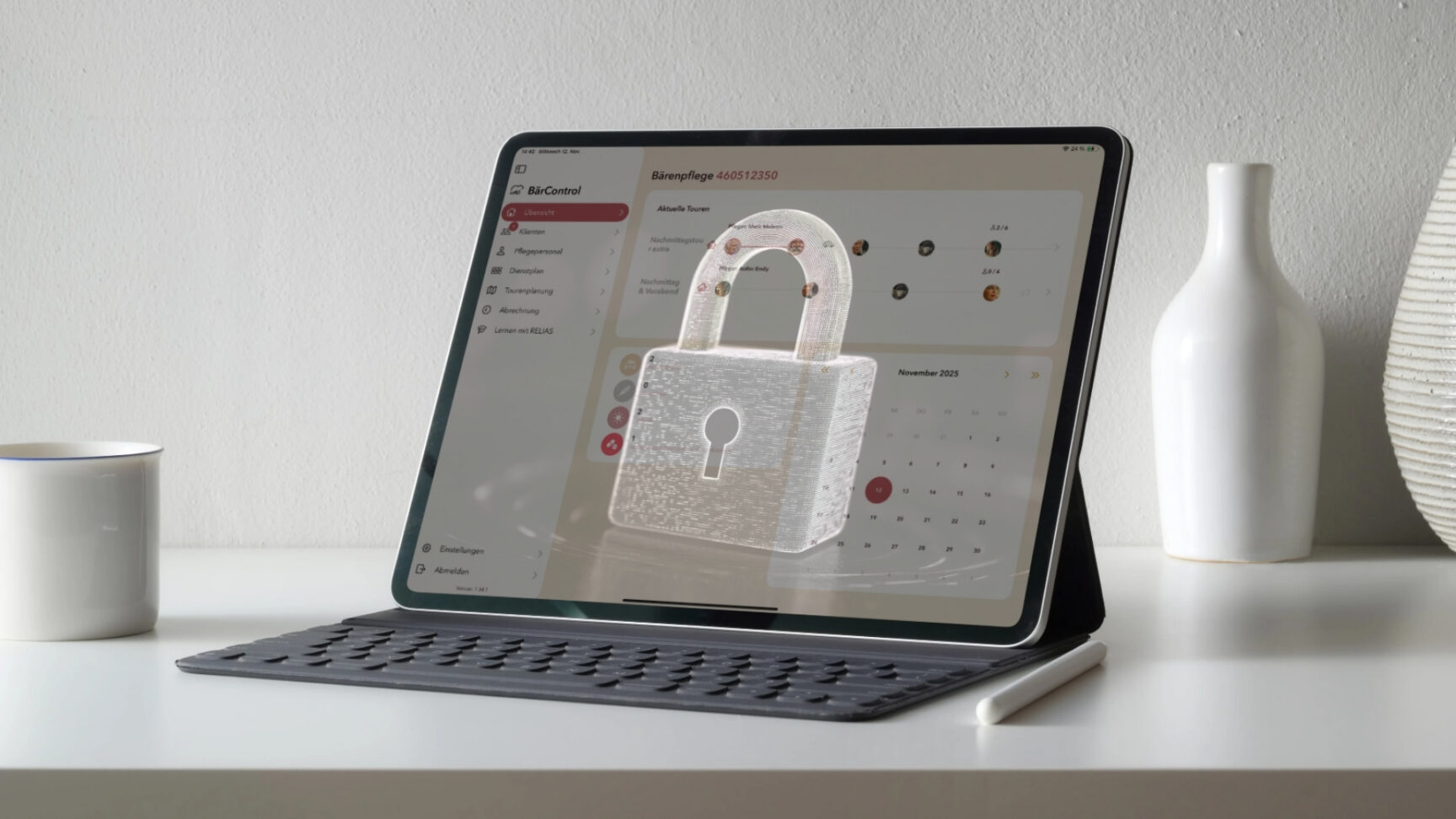 Tablet mit geöffneter Pflege-Software und einem eingeblendeten digitalen Vorhängeschloss als Symbol für Datensicherheit und NIS2-konforme IT in der ambulanten Pflege.