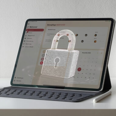 Tablet mit geöffneter Pflege-Software und einem eingeblendeten digitalen Vorhängeschloss als Symbol für Datensicherheit und NIS2-konforme IT in der ambulanten Pflege.