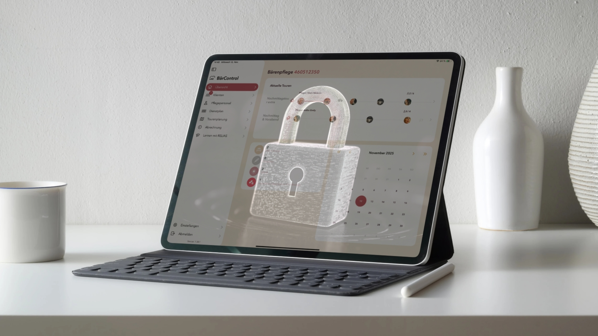 Tablet mit geöffneter Pflege-Software und einem eingeblendeten digitalen Vorhängeschloss als Symbol für Datensicherheit und NIS2-konforme IT in der ambulanten Pflege.