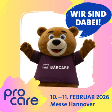 Illustration mit gelbem und pinkem Hintergrund: In der Mitte steht ein lächelndes Bärenmaskottchen mit ausgestreckten Armen, das ein lila T-Shirt mit der Aufschrift ‚BÄRCARE‘ trägt. Daneben eine blaue Sprechblase mit dem Text ‚WIR SIND DABEI!‘. Unten steht das Logo der Messe ‚pro care‘ sowie der Veranstaltungshinweis: ‚10.–11. Februar 2026, Messe Hannover‘.
