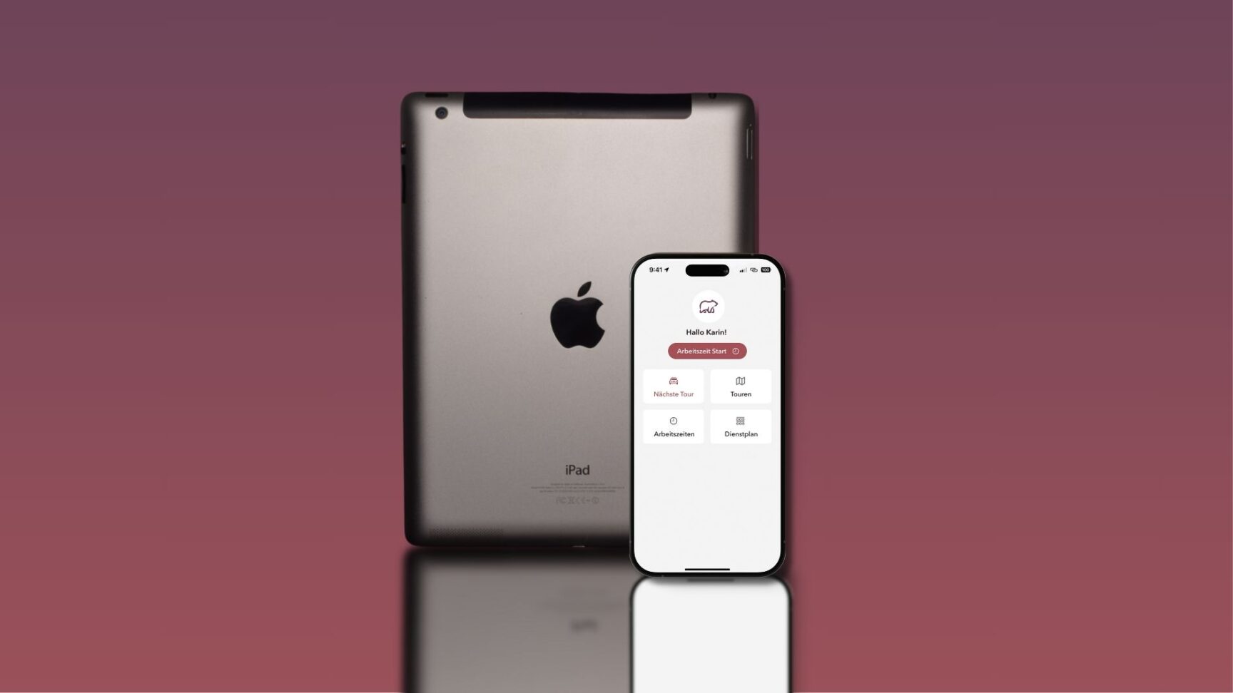 Ein iPad und ein iPhone mit der Bärcare-App vor einem verlaufenden rötlich-violetten Hintergrund. Auf dem iPhone ist die Startansicht der App zu sehen mit Optionen wie „Arbeitszeit Start“, „Touren“, „Dienstplan“ und „Arbeitszeiten“. Das Bild symbolisiert den Einsatz von Apple-Geräten in der mobilen Pflegedokumentation.