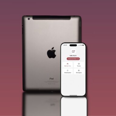 Ein iPad und ein iPhone mit der Bärcare-App vor einem verlaufenden rötlich-violetten Hintergrund. Auf dem iPhone ist die Startansicht der App zu sehen mit Optionen wie „Arbeitszeit Start“, „Touren“, „Dienstplan“ und „Arbeitszeiten“. Das Bild symbolisiert den Einsatz von Apple-Geräten in der mobilen Pflegedokumentation.